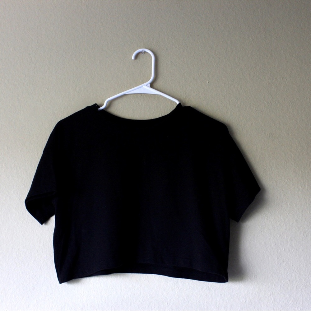 Black relaxed crop top